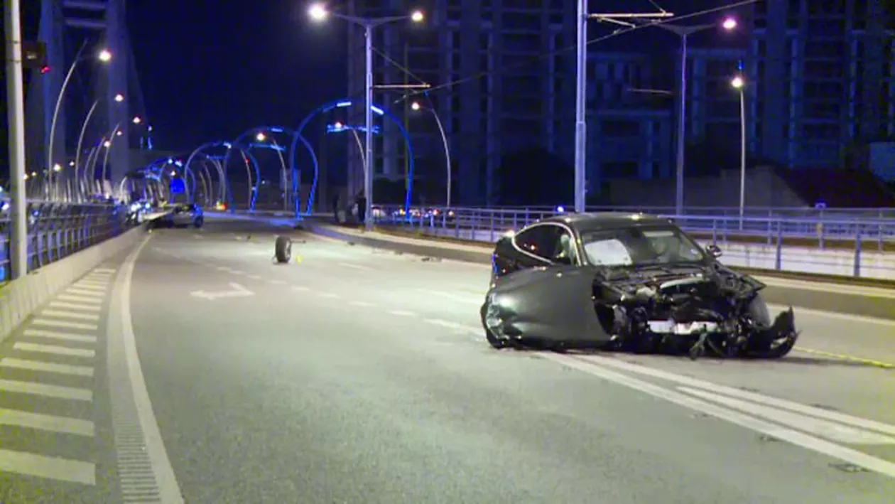 Accident grav noaptea trecută pe pasajul Basarab din Capitală / În urma impactului două mașini s-au făcut praf