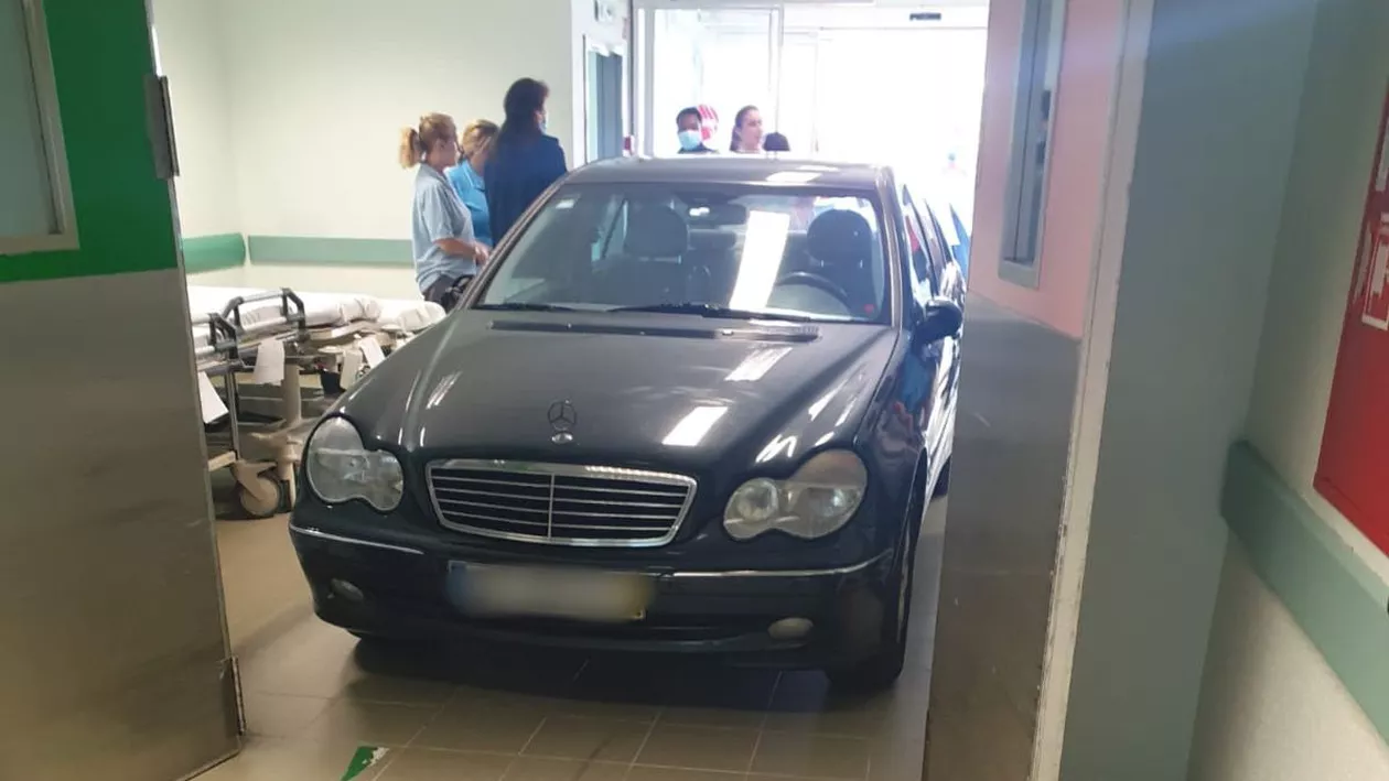 Supărat pentru că așteaptă de peste doi ani tratamentul potrivit, un bărbat a intrat cu mașina într-un spital, în Portugalia / Ce părere are despre medici
