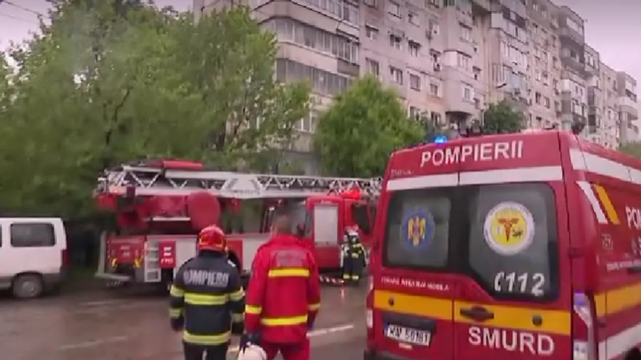 Panică într-un bloc din Capitală. Un apartament a luat foc de la un telefon pus la încărcat