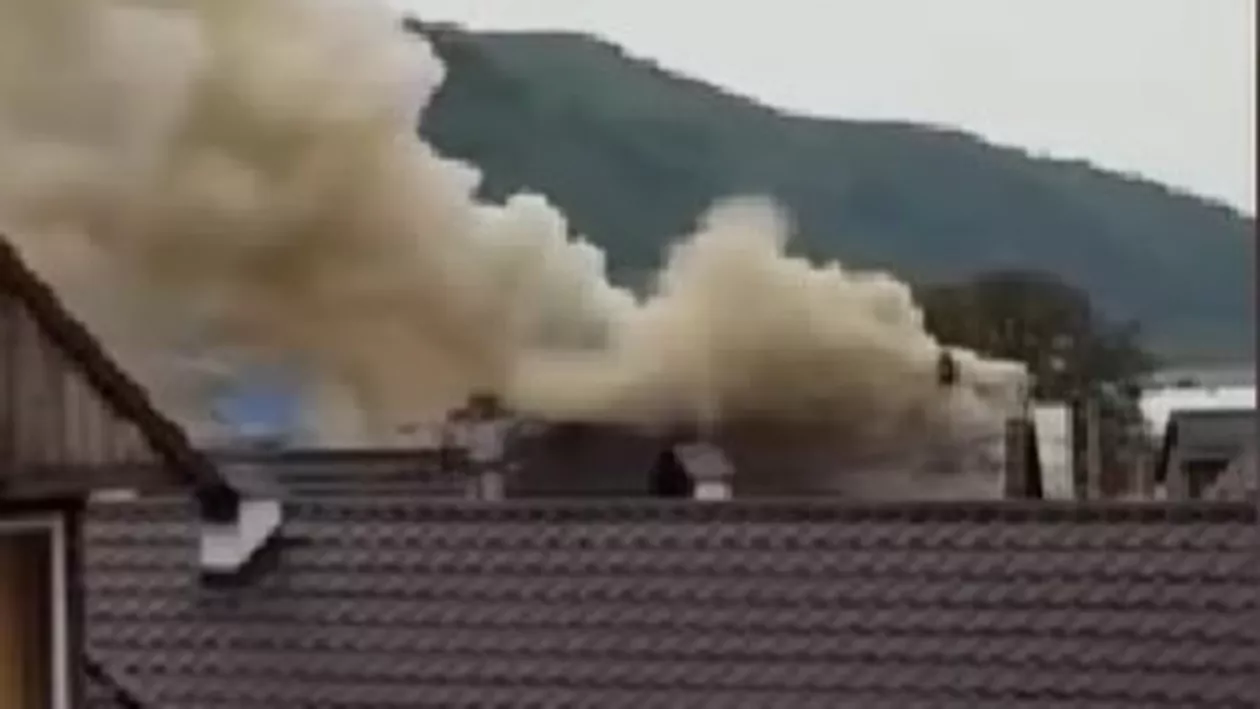 Bistrița-Năsăud: Un bărbat a dat foc casei părintești, după o ceartă cu mama sa. Flăcările au distrus o parte a acoperișului și mansarda