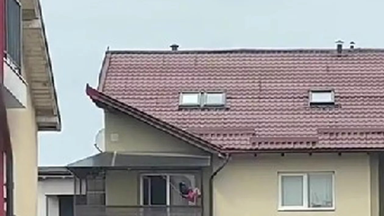 Inconștiență maximă! O fetiță a fost filmată în timp ce se dă într-un leagăn improvizat pe balconul unui apartament din Cluj: „Ziceți voi dacă e normal” (VIDEO)