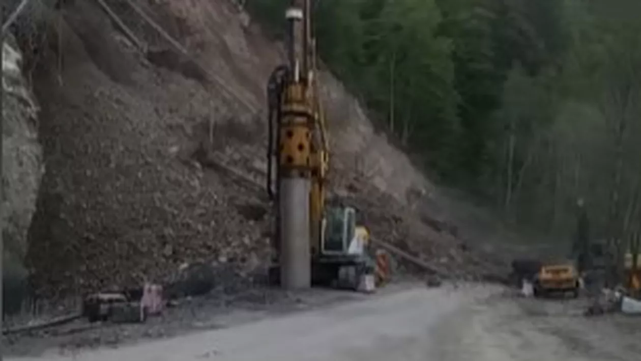 Noi alunecări de teren masive pe DN 17B, la Holda. În zonă se lucra deja pentru consolidarea versantului (VIDEO)
