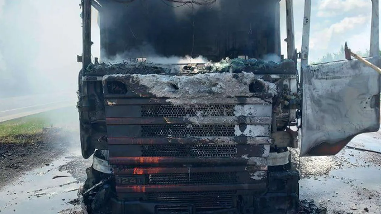 Un TIR încărcat cu materiale plastice a fost cuprins de flăcări, la ieșirea din Șimand spre Arad