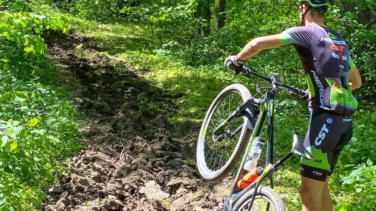 Romsilva Ilfov a arat cu plugul poteci pe care se desfăşoară cel mai mare concurs internaţional de ciclism cross country din estul Europei, acuză activistul de mediu Alex Găvan (VIDEO)