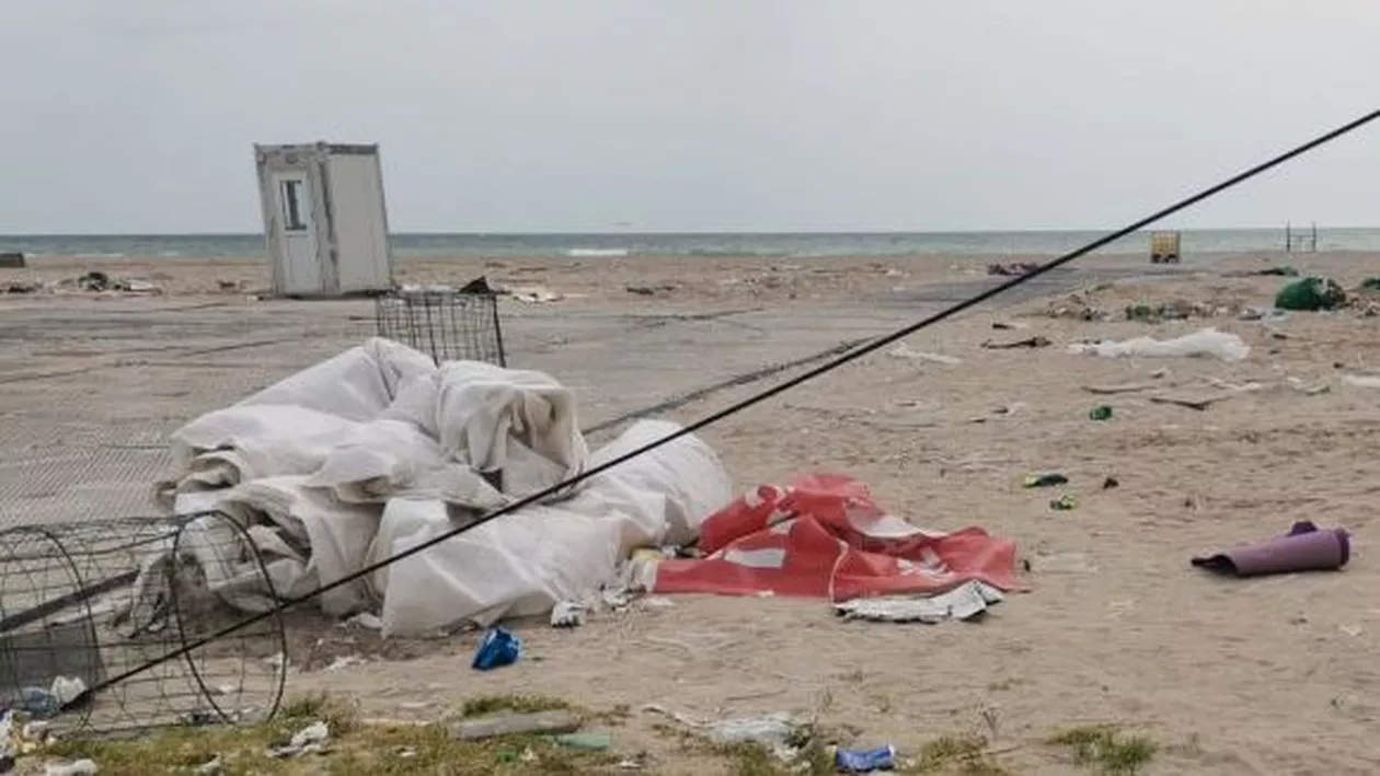 Plaja din Costineşti, acoperită cu deșeuri, la două săptămâni după festivalul la care au participat zeci de mii de tineri