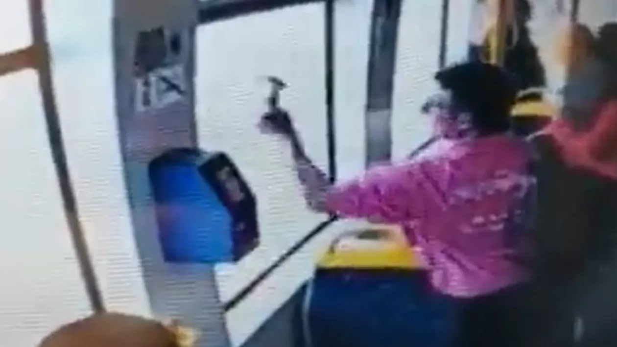 Un pasager a spart geamul unui tramvai nou ca să își facă „aer condiționat” (VIDEO)