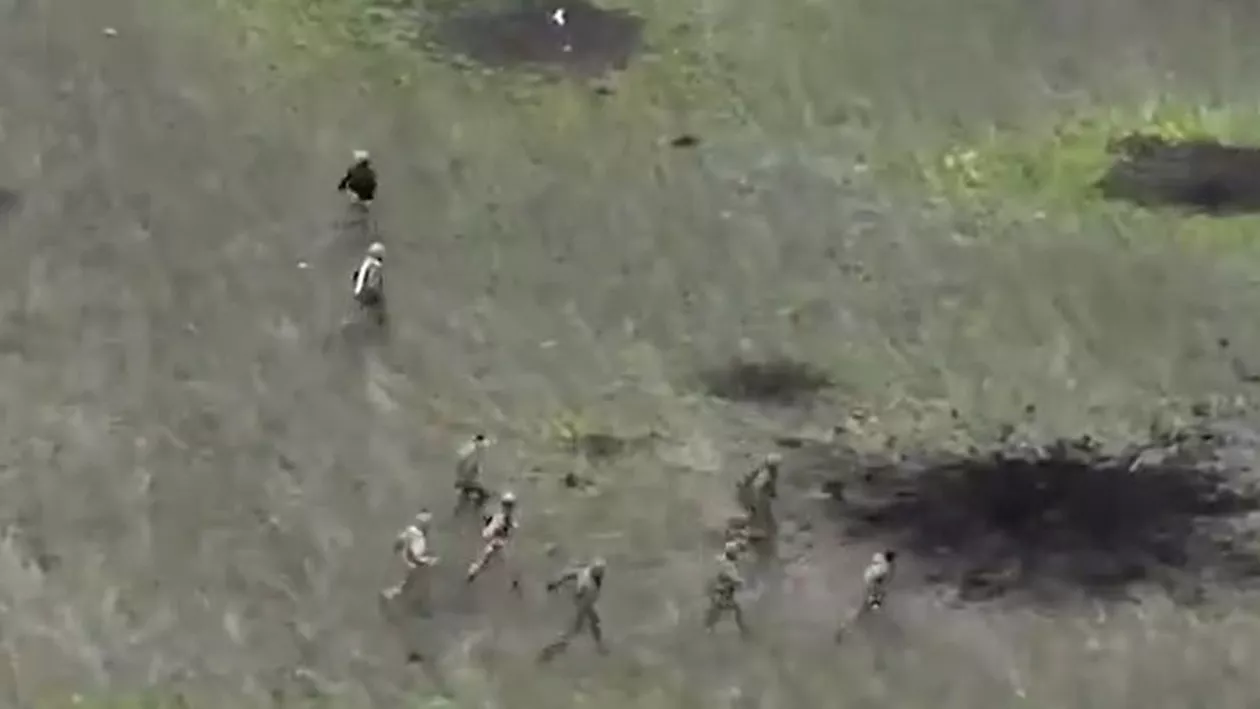 Momentul în care soldați ruși sunt puși pe fugă la periferia orașului Bahmut (VIDEO)