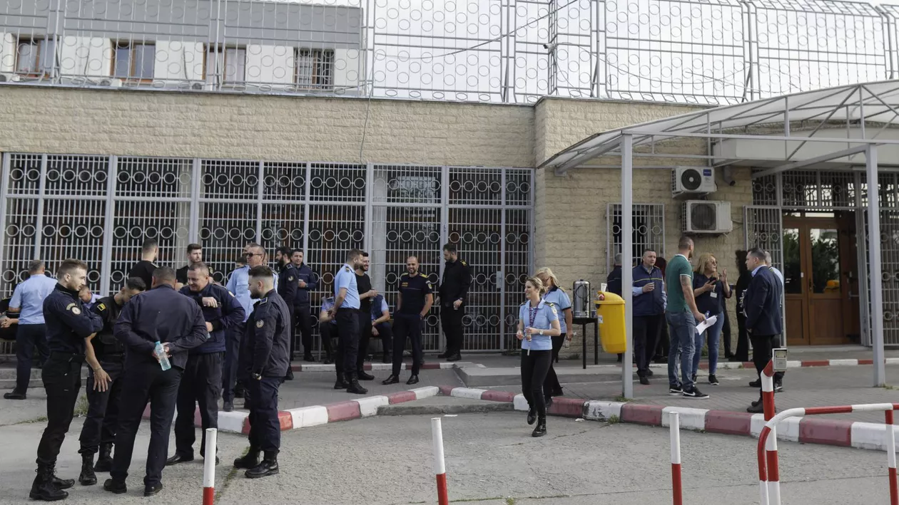 Protestul polițiștilor din penitenciare a început. Ei refuză să intre la serviciu timp de patru ore. Revendicările (GALERIE FOTO)