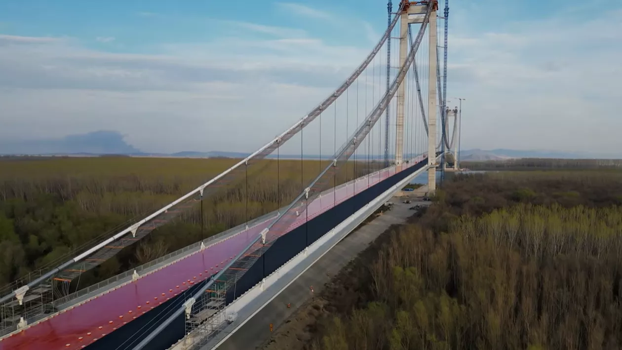 Asfaltul abia turnat pe Podul Suspendat peste Dunăre s-a crăpat / Care este principalul motiv