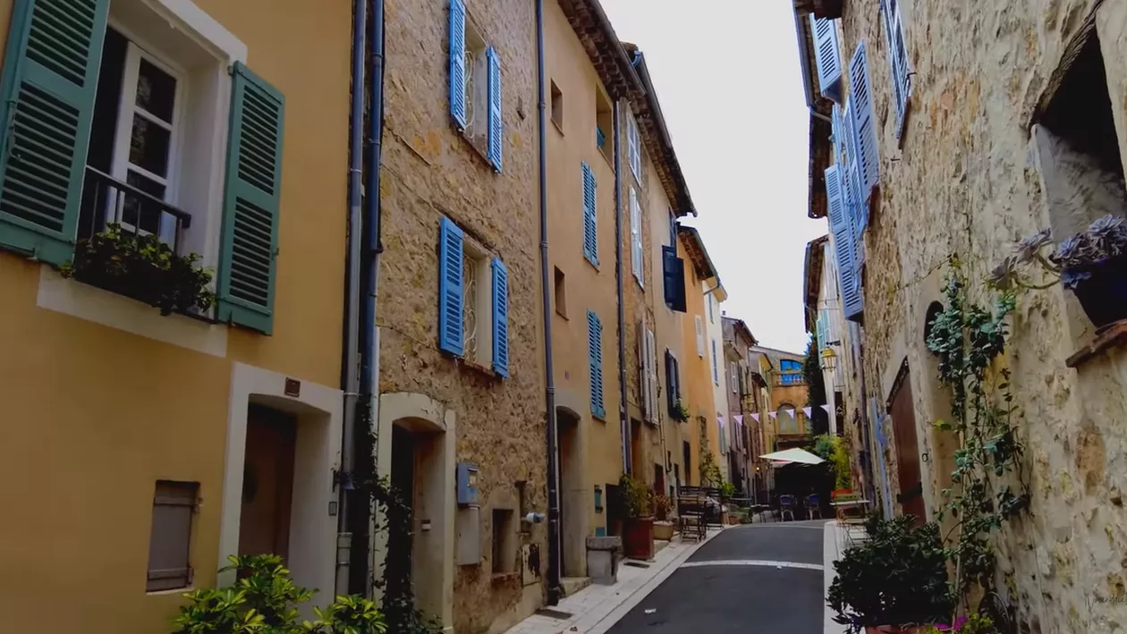 Celebritățile dintr-o localitate de pe Coasta de Azur, acuzate că ar consuma prea multă apă / Franța se confruntă cu seceta