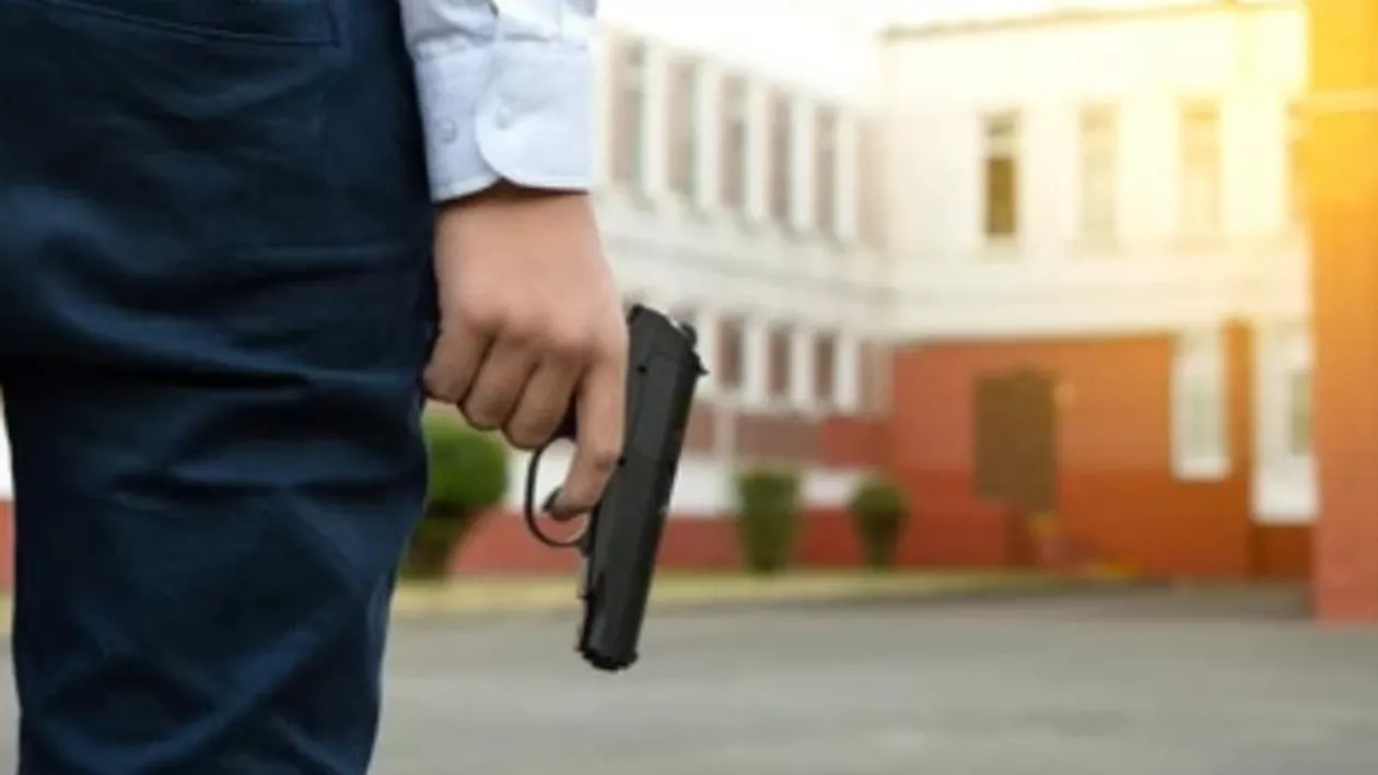 O profesoară a fost înjunghiată de un elev de 16 ani / Acesta și-a amenințat și colegii cu un pistol, în Milano