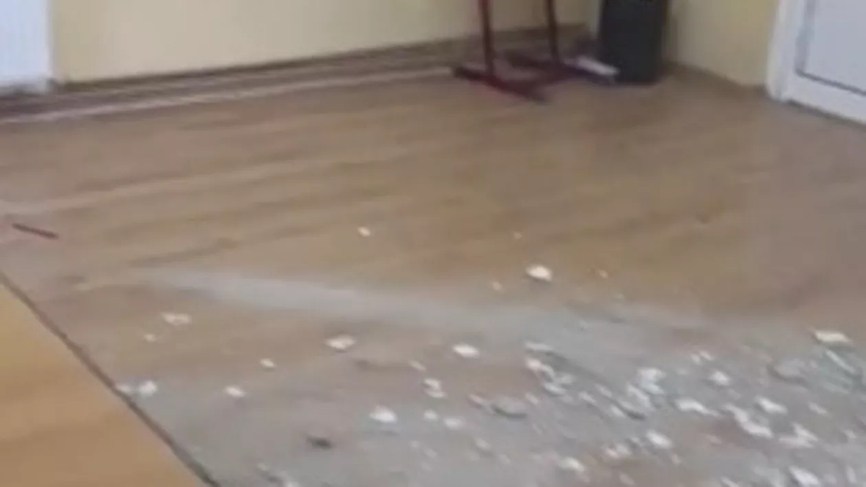 Clipe de groază într-un liceu din Sighetu Marmaţiei / Tavanul unei săli de clasă s-a prăbușit sub ochii elevilor