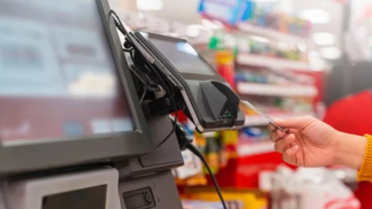 Clienților li se cere bacșiș când își scanează singuri produsele în cafenele, stadioane sau aeroporturi