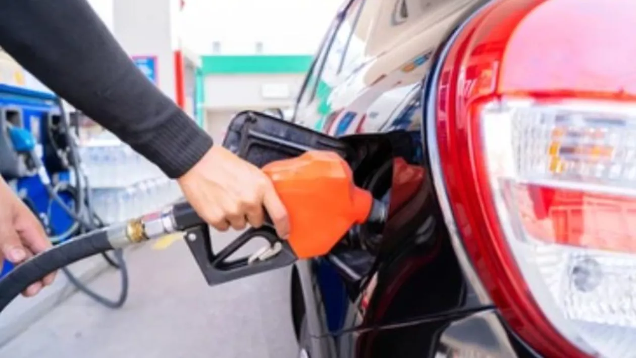 Prețul unui litru de carburant luni, 26 august. Benzina standard s-a ieftinit