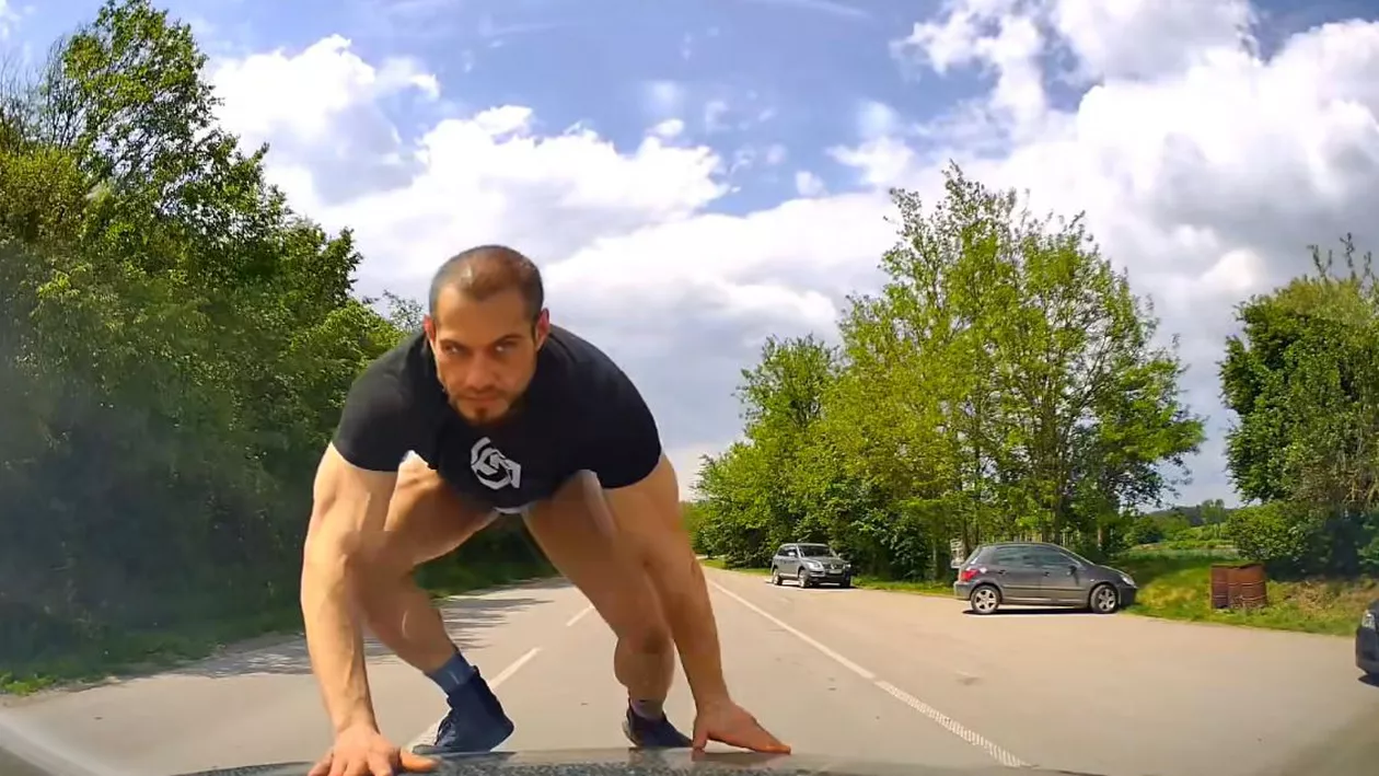 Incident șocant în Bulgaria: Mașina unor români, atacată de un bărbat în chiloți / „Am crezut că e o glumă prima oară