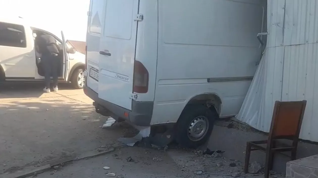 Un șofer a rămas încarcerat, după ce a intrat cu duba de pâine într-un chioșc / Pereții magazinului au fost distruși complet