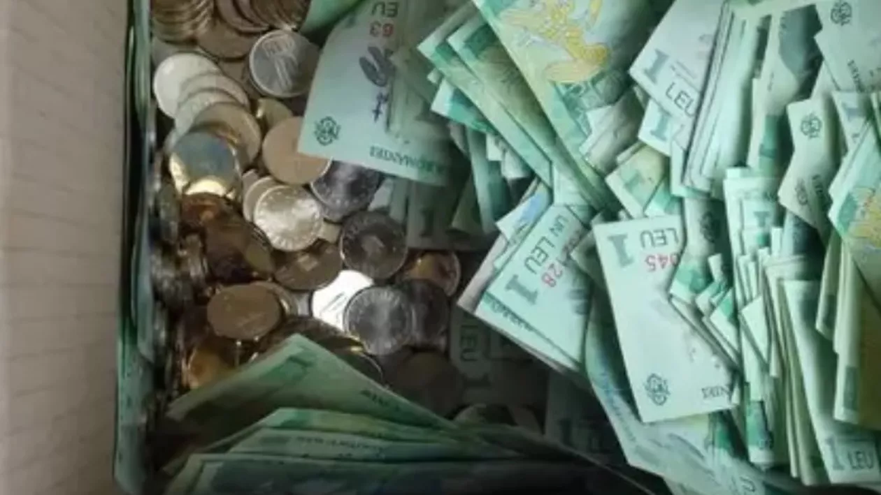 Un patron român și-a umilit angajatul: Șoferul de TIR și-a primit salariul în cutii de carton, în monede de 50 de bani și bancnote de un leu