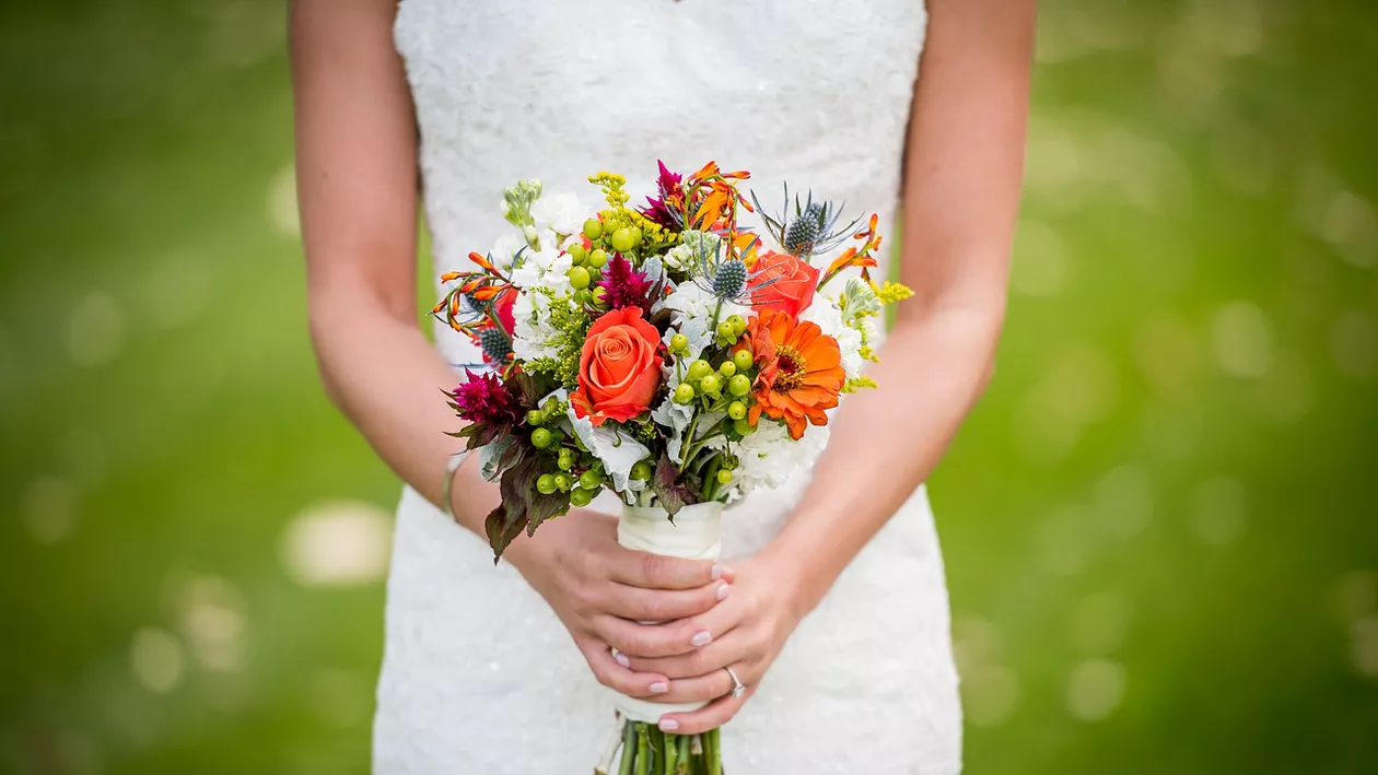 Motivul incredibil pentru care o femeie de 42 de ani s-a căsătorit cu ea însăși: „A fost o zi minunată și am fost în centrul atenției!”