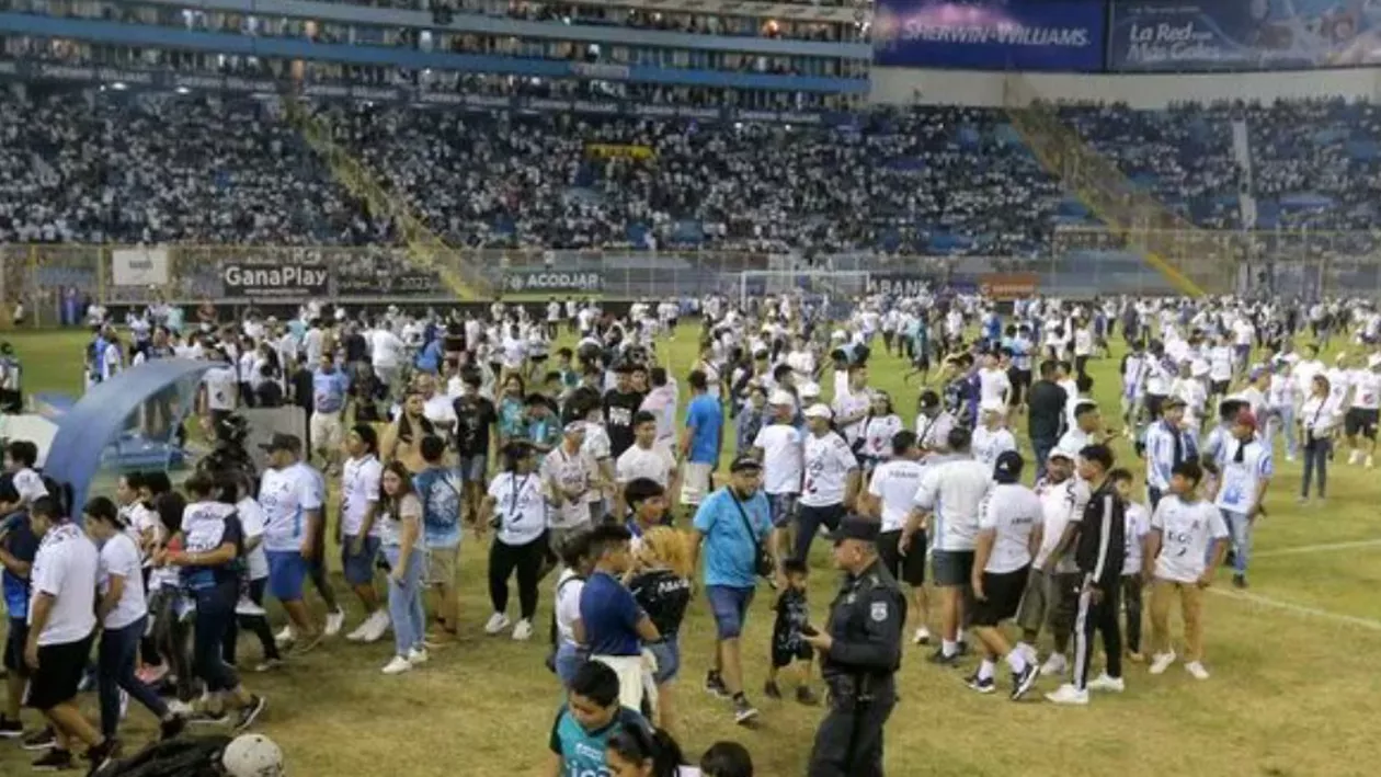 Busculadă la un meci de fotbal. 12 oameni au murit și peste 500 au fost răniţi
