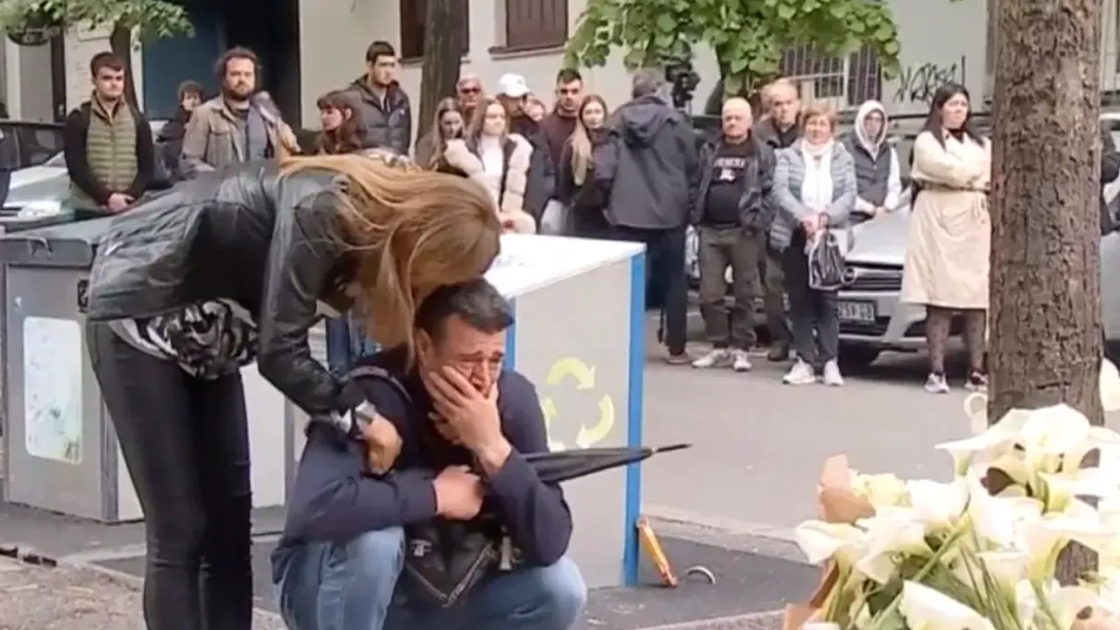 Antrenorul de la CSM Zalău, distrus de durere / Dragan Kobiljski a îngenuncheat în fața școlii în care a fost ucisă fiica sa