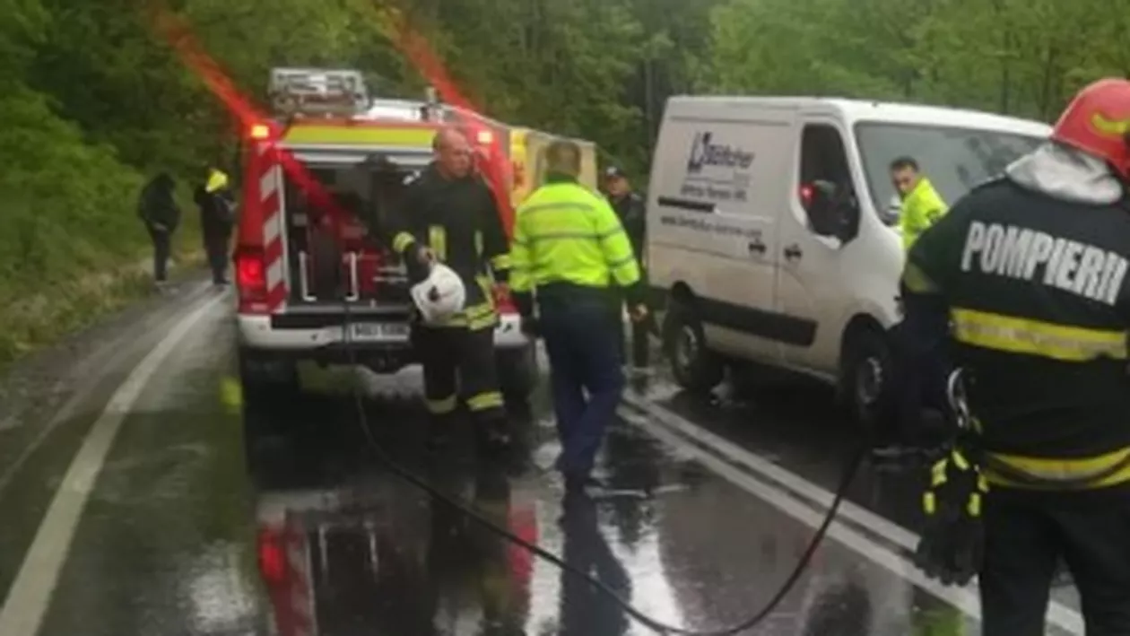 Accident rutier în Timiș. Un microbuz care transporta călători și unul plin cu marfă s-au ciocnit puternic. Două persoane au fost rănite