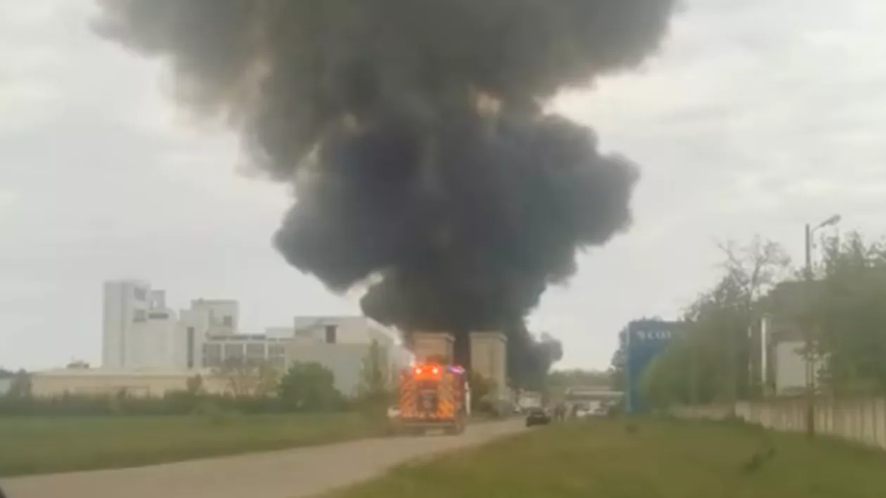 Un incendiu cu mari degajări de fum a izbucnit pe platforma Săvinești, județul Neamț (VIDEO)