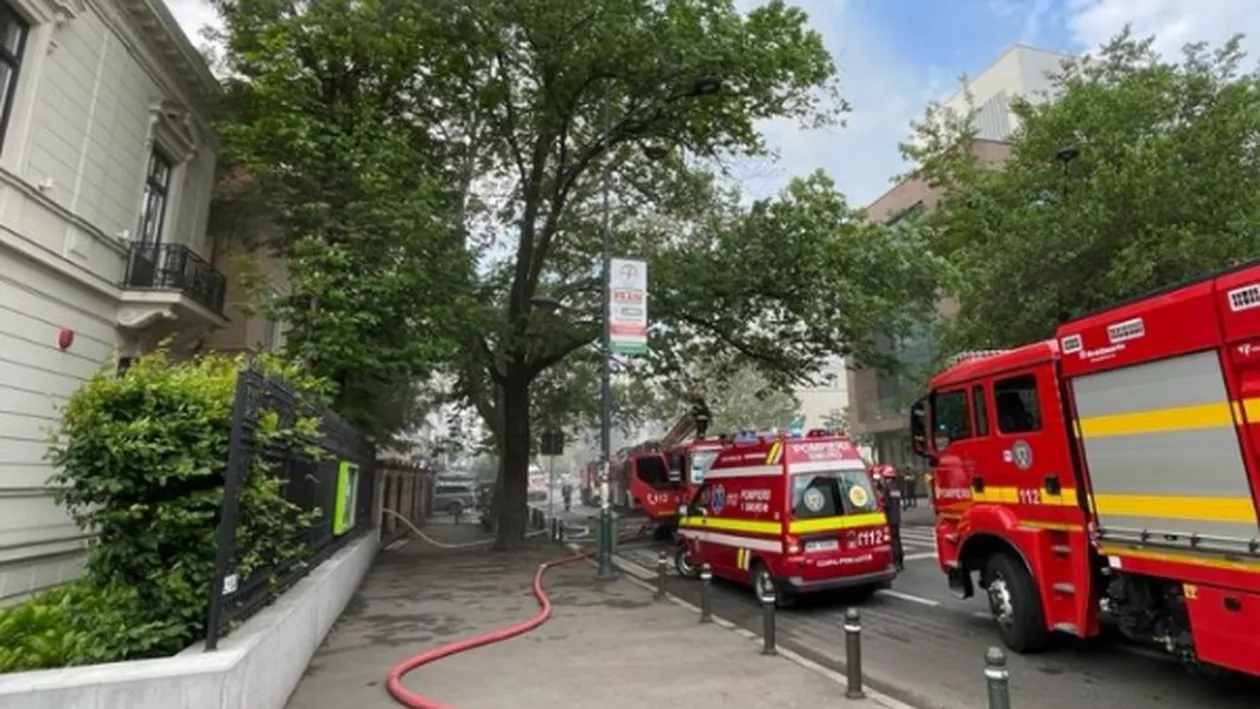 Incendiu la mansarda unei clădiri pe Calea Dorobanți. Circulaţia este restricţionată în zonă