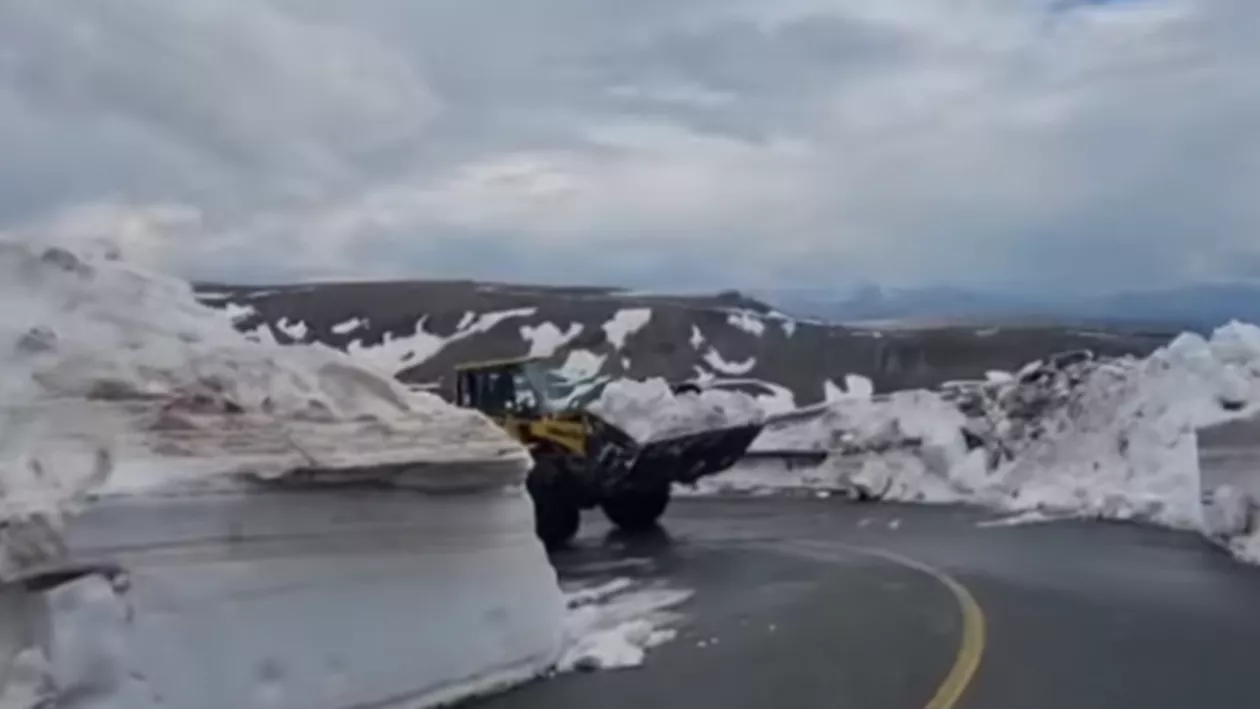 Acțiune de deszăpezire în forță pe Transalpina. Este încă zăpadă mare pe DN 67C (VIDEO)