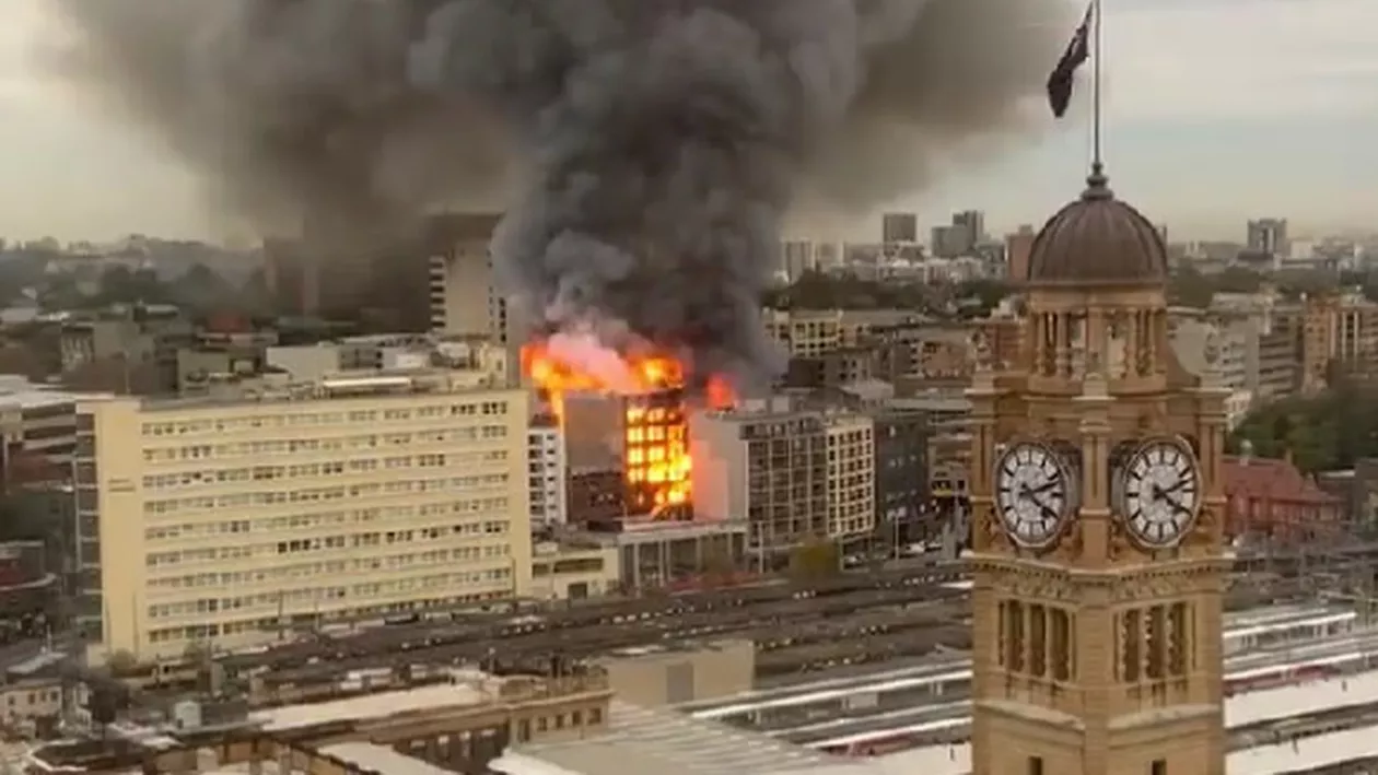 Incendiu violent la o clădire cu șapte etaje din Sydney. Au început să se prăbușească bucăți din imobil (VIDEO)