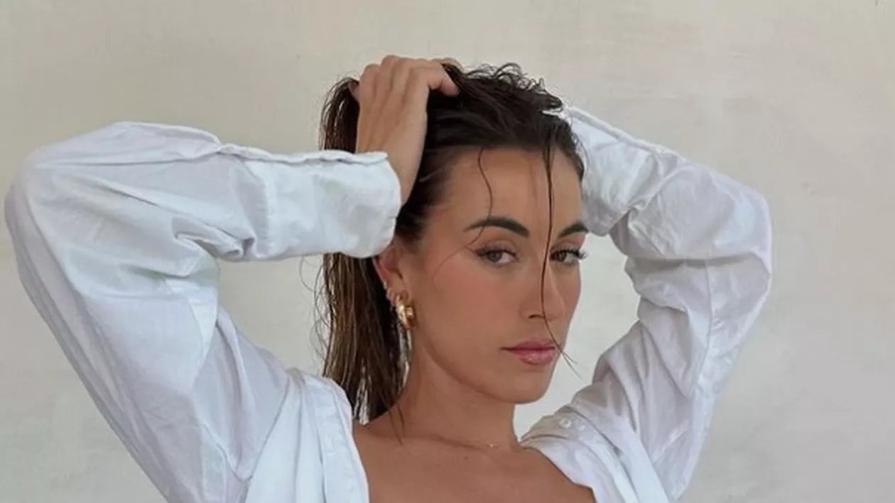 O influenceriță a mâncat propriul genunchi într-un bol de spaghete bolognese. Care e motivul din spatele acestui gest