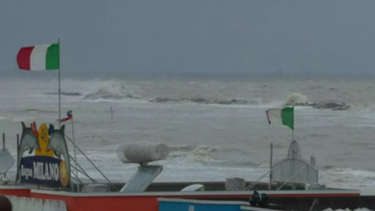 Inundații masive în Italia: Mașini luate de viituri şi școli închise