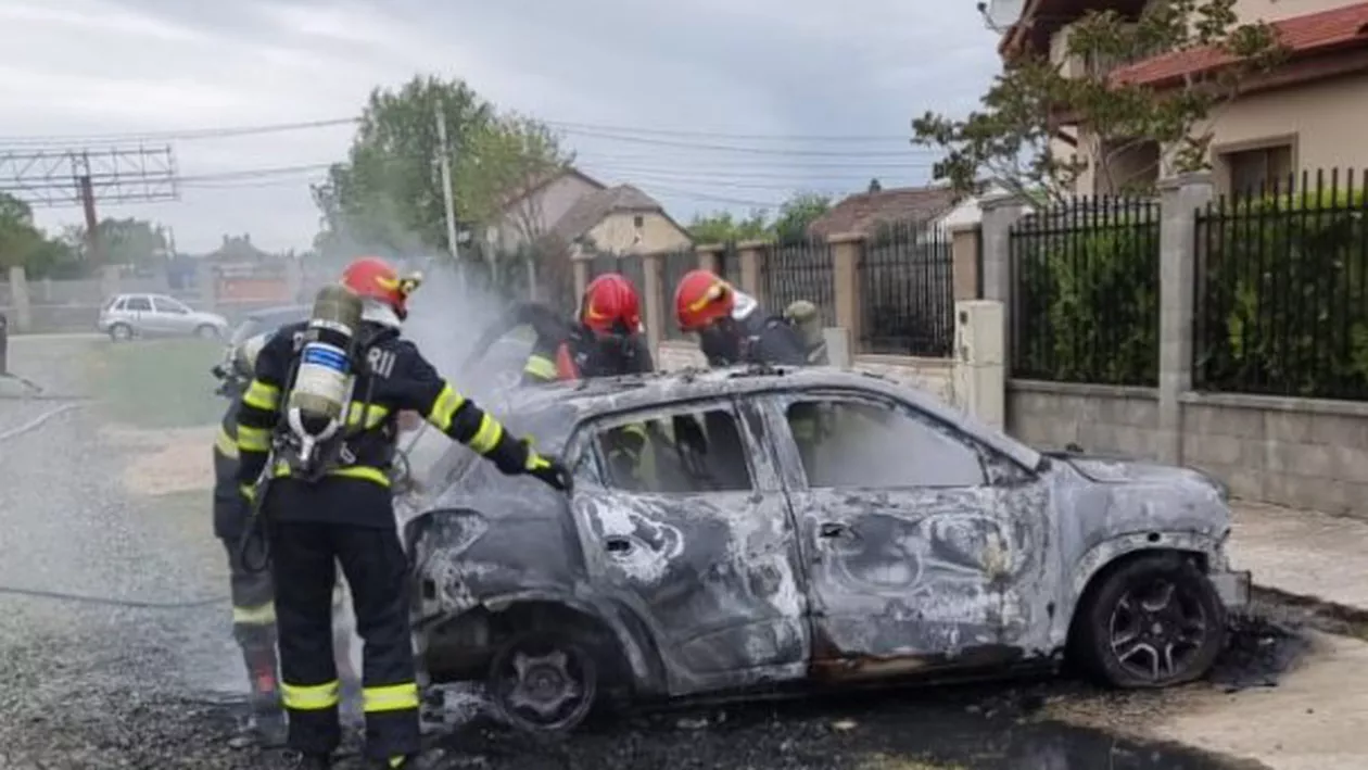 O mașină electrică a fost cuprinsă de flăcări în Timiș: „S-a făcut scrum și este pentru prima dată când efectiv regret achiziția ei”