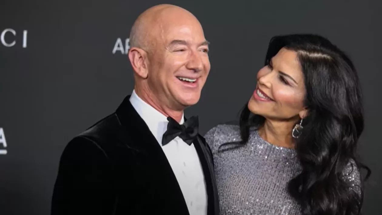 Cât valorează inelul primit de Lauren Sanchez de la Jeff Bezos cu ocazia logodnei lor? Suma e colosală (FOTO)