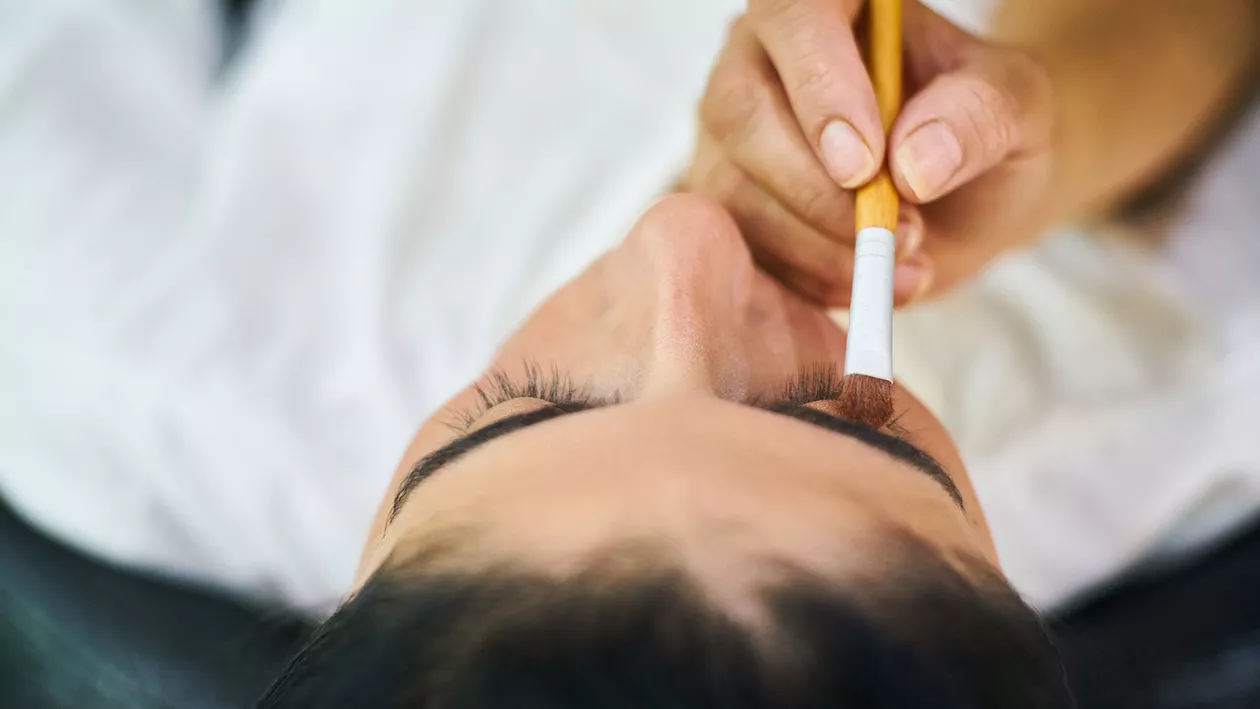 Saloanele de înfrumusețare au lucrat la foc continuu. Cât costă procedurile pentru care femeile au stat la coadă înainte de Paște