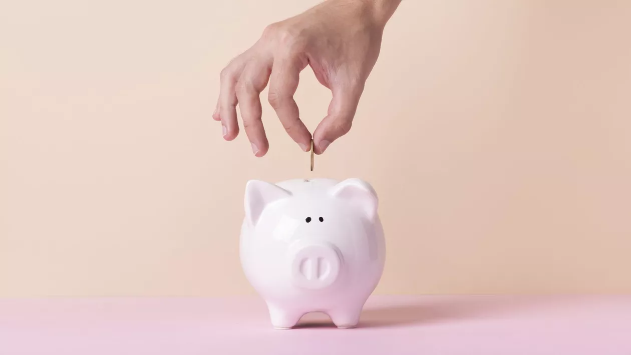 De ce este benefic să economisești într-o pușculiță în formă de porcușor. Ce legătură există, de fapt, între bani și porci