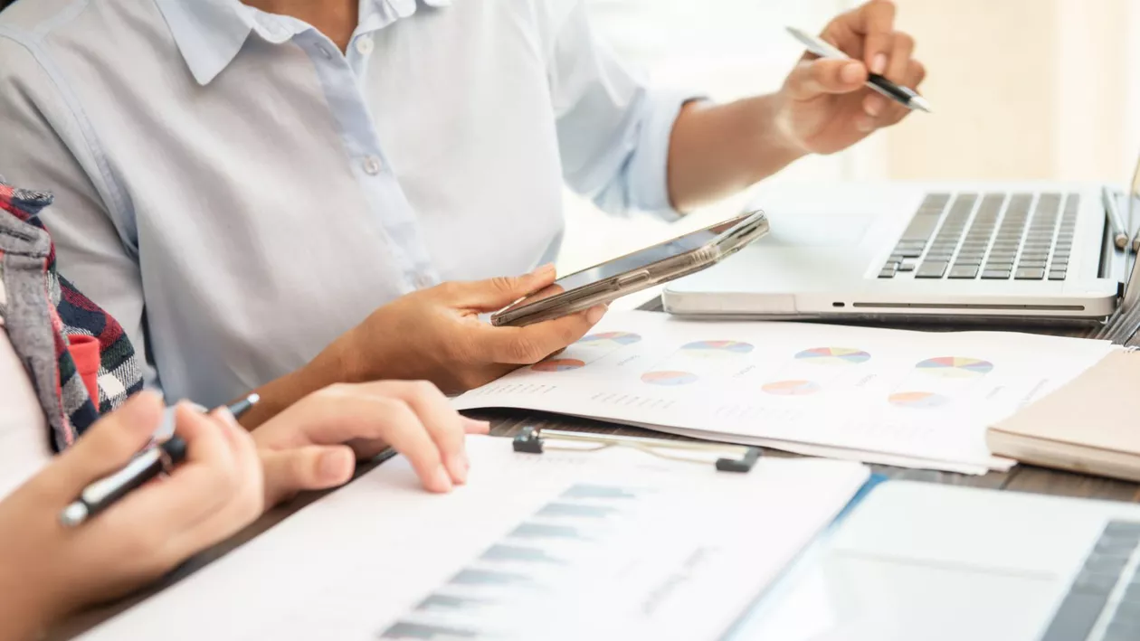 Românii pot primi bani de la stat pentru deschiderea unei afaceri / Ce categorie de persoane poate beneficia de 100.000 de euro