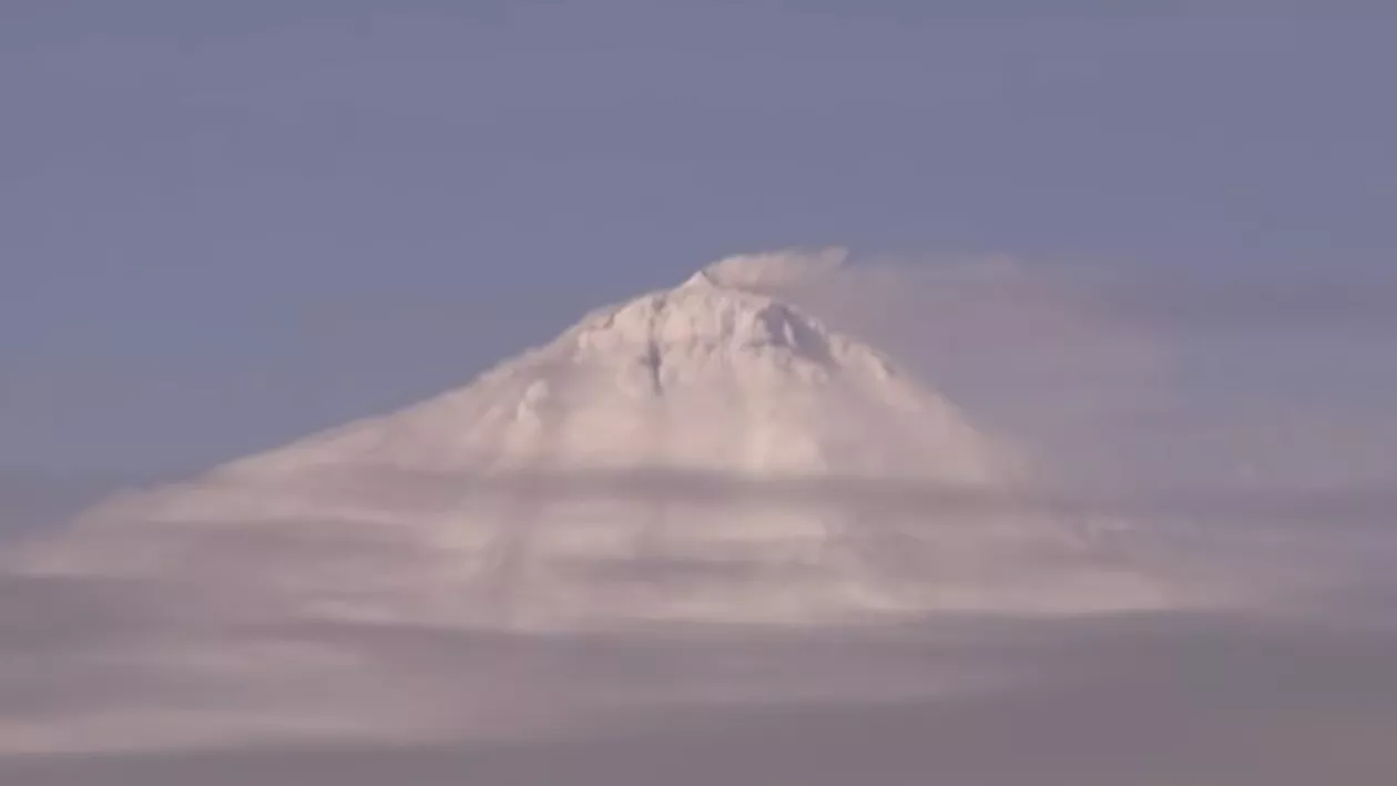 Un vulcan din apropierea Antarcticii a fost surprins de un satelit aruncând lavă