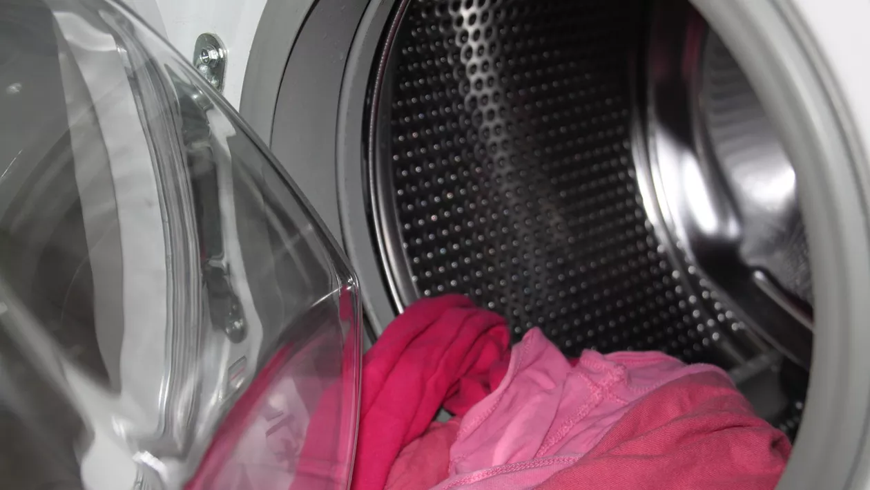 Descoperire surprinzătoare: De ce șamponul poate fi mai eficient decât detergentul în mașina de spălat?