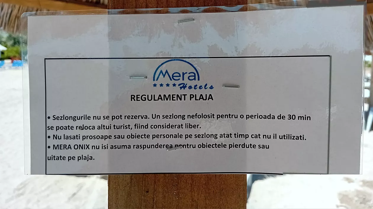 Anunțul unui operator de plajă a stârnit valuri de indignare pe rețelele de socializare / „Dacă stai în apă mai mult de 30 minute, rămâi fără șezlong”
