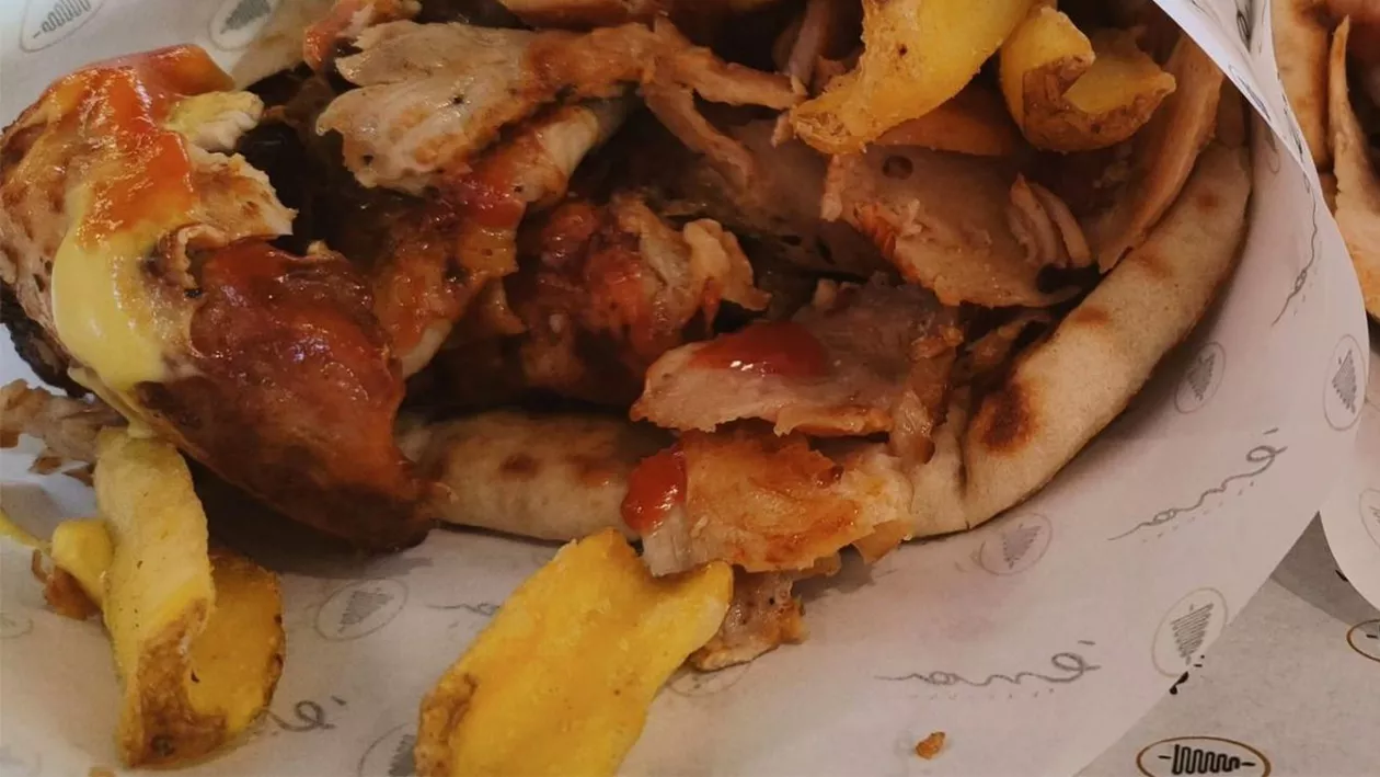 Cât a plătit o româncă pentru un gyros, într-un restaurant din Grecia / Turista compară prețurile cu cele din România