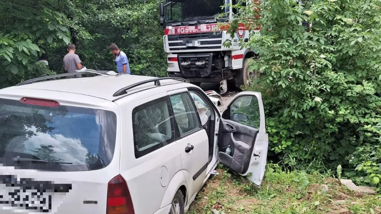 Tragedie în Gorj: un tânăr de 26 de ani și-a pierdut viața după ce mașina lui a intrat într-un camion