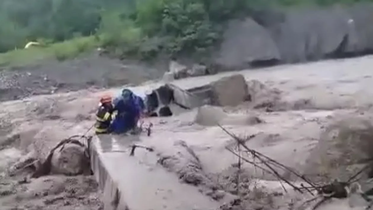 Un bătrân a rămas blocat pe o stâncă după surparea unui podeţ peste râul Prahova