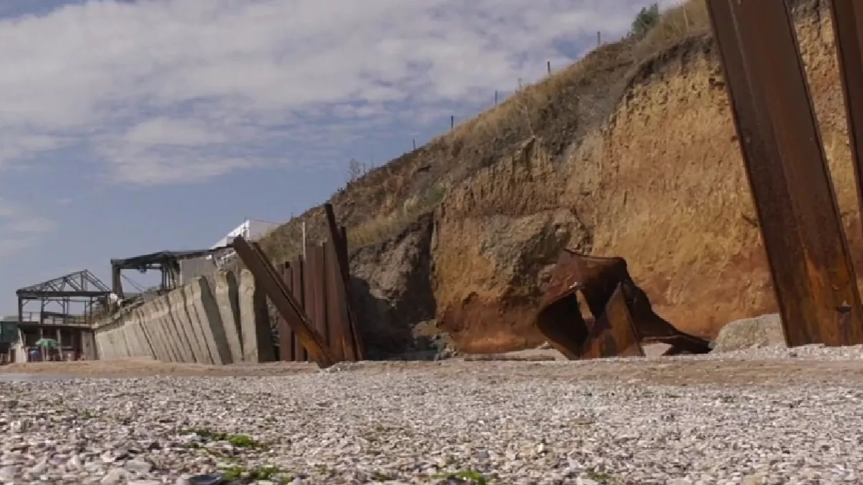 Faleza din Costinești, pericol pentru turiști și localnici. Riscă să se surpe în orice moment