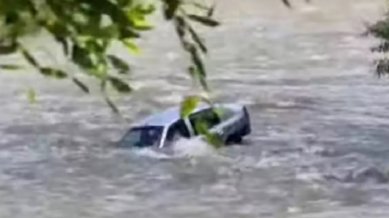 Mașină scufundată în apele râului Arieș. Șoferul e de negăsit, iar pompierii caută eventuale victime în apă