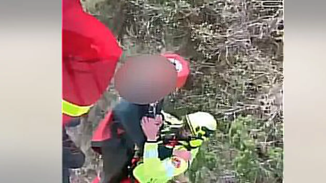 Intervenţie dificilă a salvatorilor montani: Un turist blocat pe Valea Caraimanului, recuperat cu un elicopter (VIDEO)