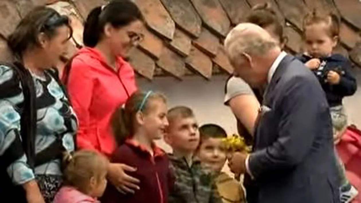 Regele Charles a ajuns în Valea Zălanului, unde a fost întâmpinat de localnici și copii (VIDEO)