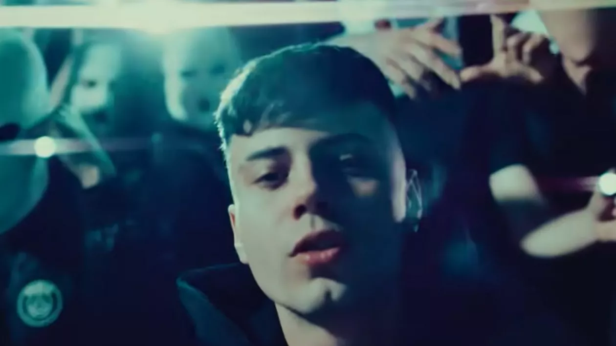 Conflict cu înjurături și obiecte aruncate pe scenă între artist și elevi la concertul de 100.000 de lei plătit de Primăria Târgu Jiu pentru absolvenții de liceu