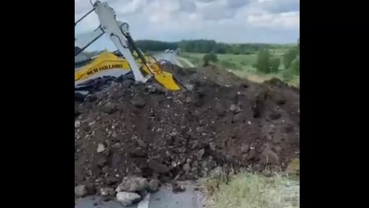 Forțele ruse proguvernamentale distrug drumurile spre Moscova cu escavatoare, în încercarea de a bloca avansul trupelor Wagner (VIDEO)