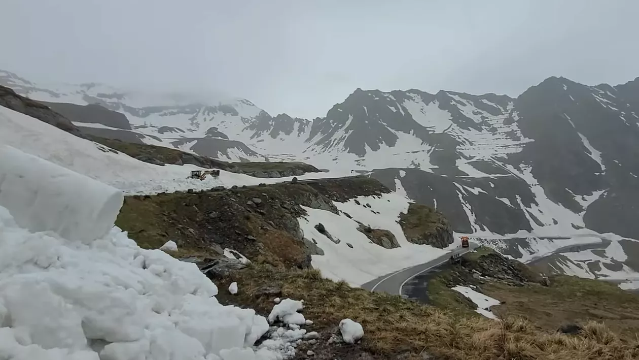 Transfăgărășan, acoperit de zăpadă. Când va fi deschis drumul
