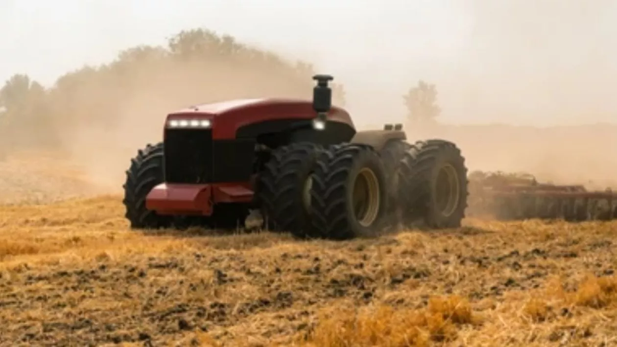 Un fermier din Harkov ară câmpurile minate cu un tractor teleghidat / Utilajul a fost construit cu piese recuperate din echipamentele rusești